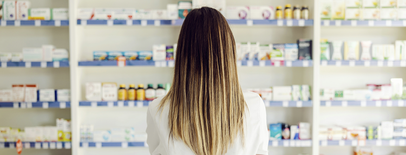 Apteekissa oppimassa